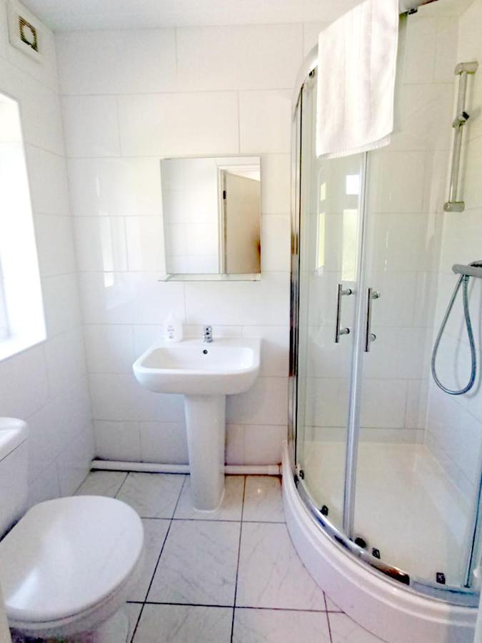 Cozy 4 Bedroom House In Smethwick With 4 Bathrooms Perfect For Contractors And Families برمنغهام المظهر الخارجي الصورة